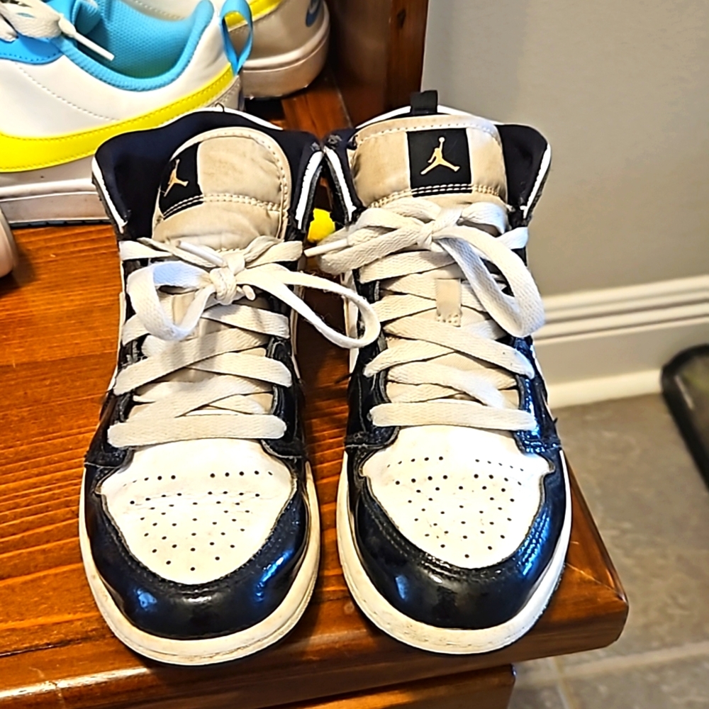Shoes size 3Y air jordans
